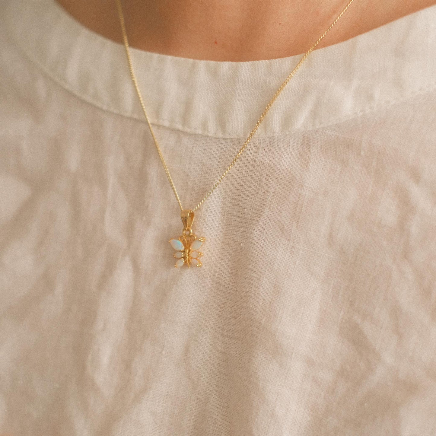 Australian White Opal スモールバタフライペンダント