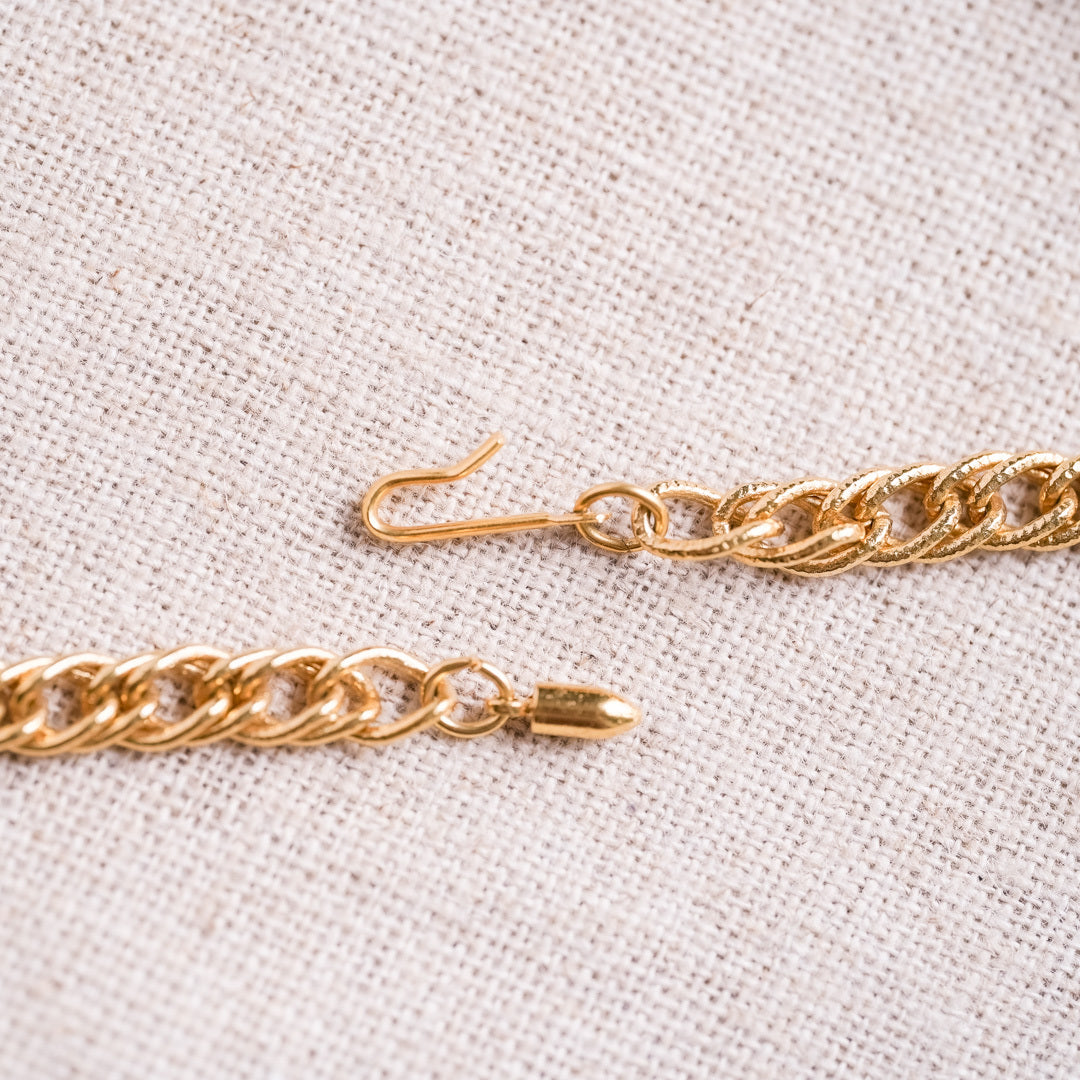 Valentine's Day Marche: Gold ornamental necklace
