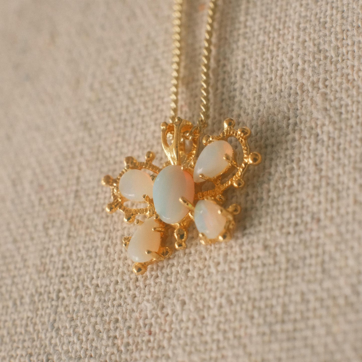 Australian White Opal バタフライペンダント
