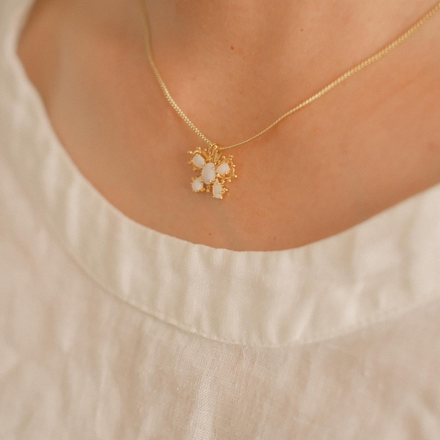 Australian White Opal バタフライペンダント