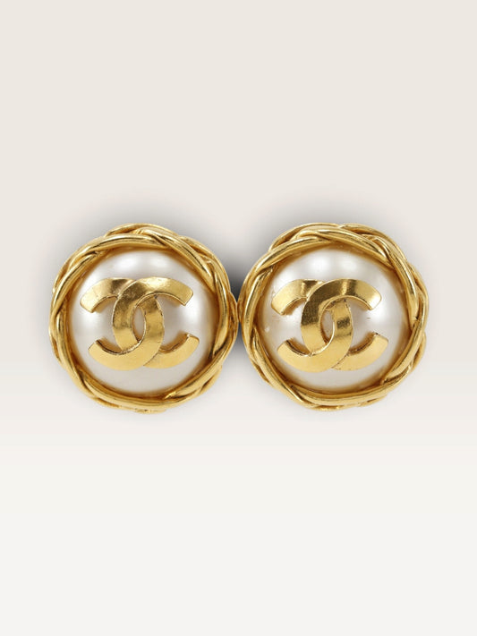 CHANEL Coco Mark Faux Pearl Earrings 95P – 1995 Vintage Clip-On Earrings
