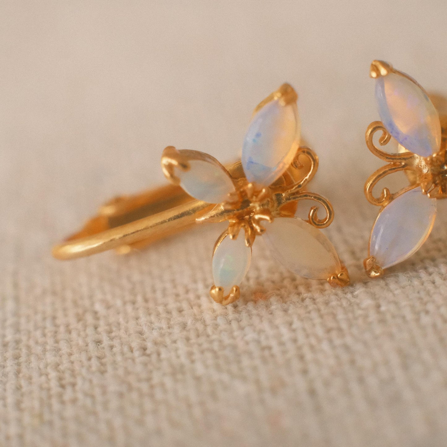 Australian White Opal バタフライイヤリング