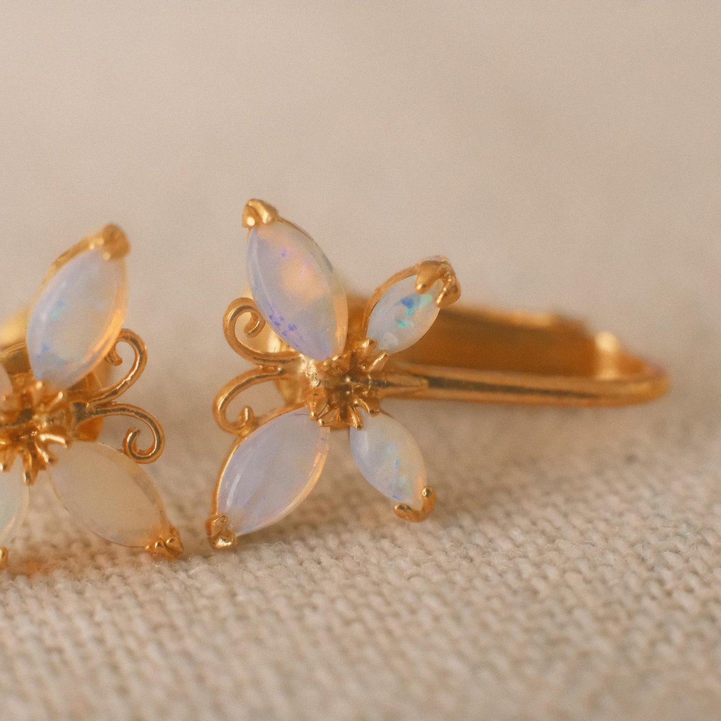 Australian White Opal バタフライイヤリング