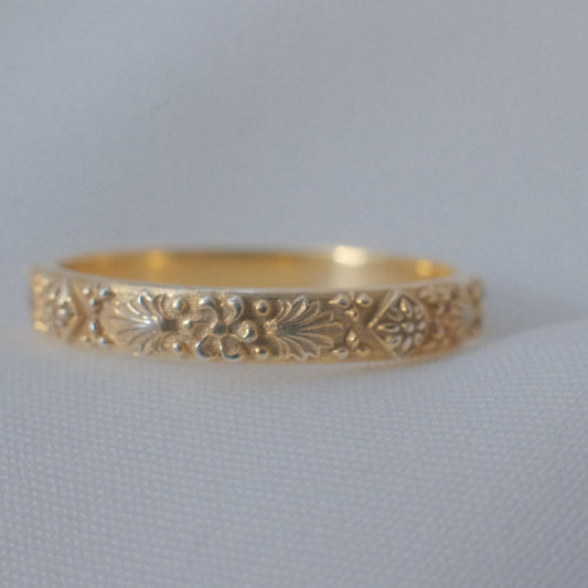 EMMA KRAFFT Victorian Wedding Band in Gold