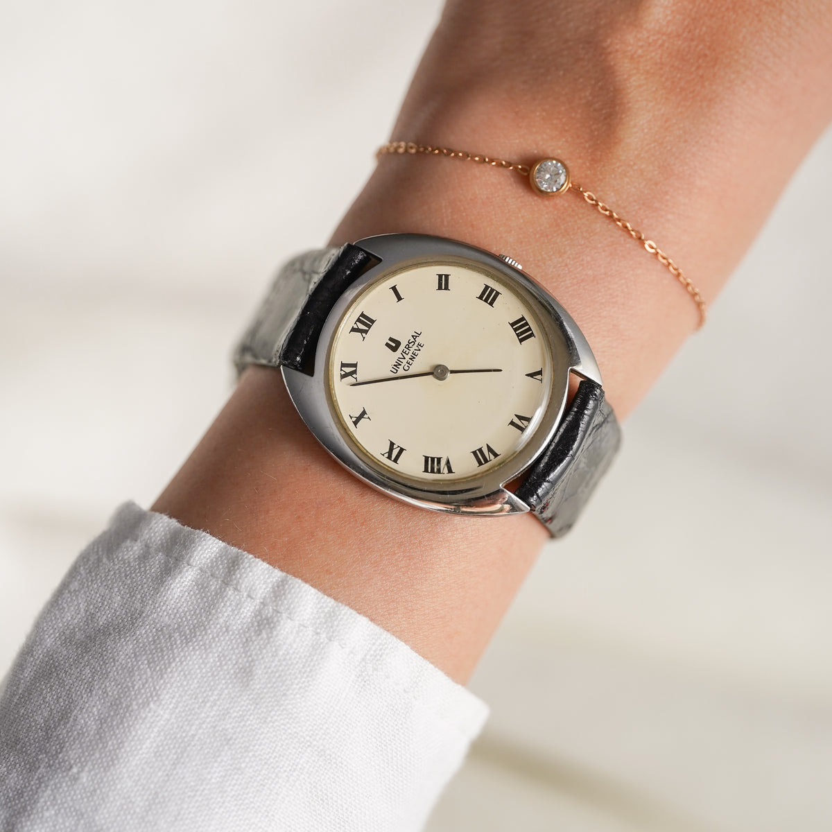 Vintage UNIVERSAL GENÈVE White Shadow 842111 Watch