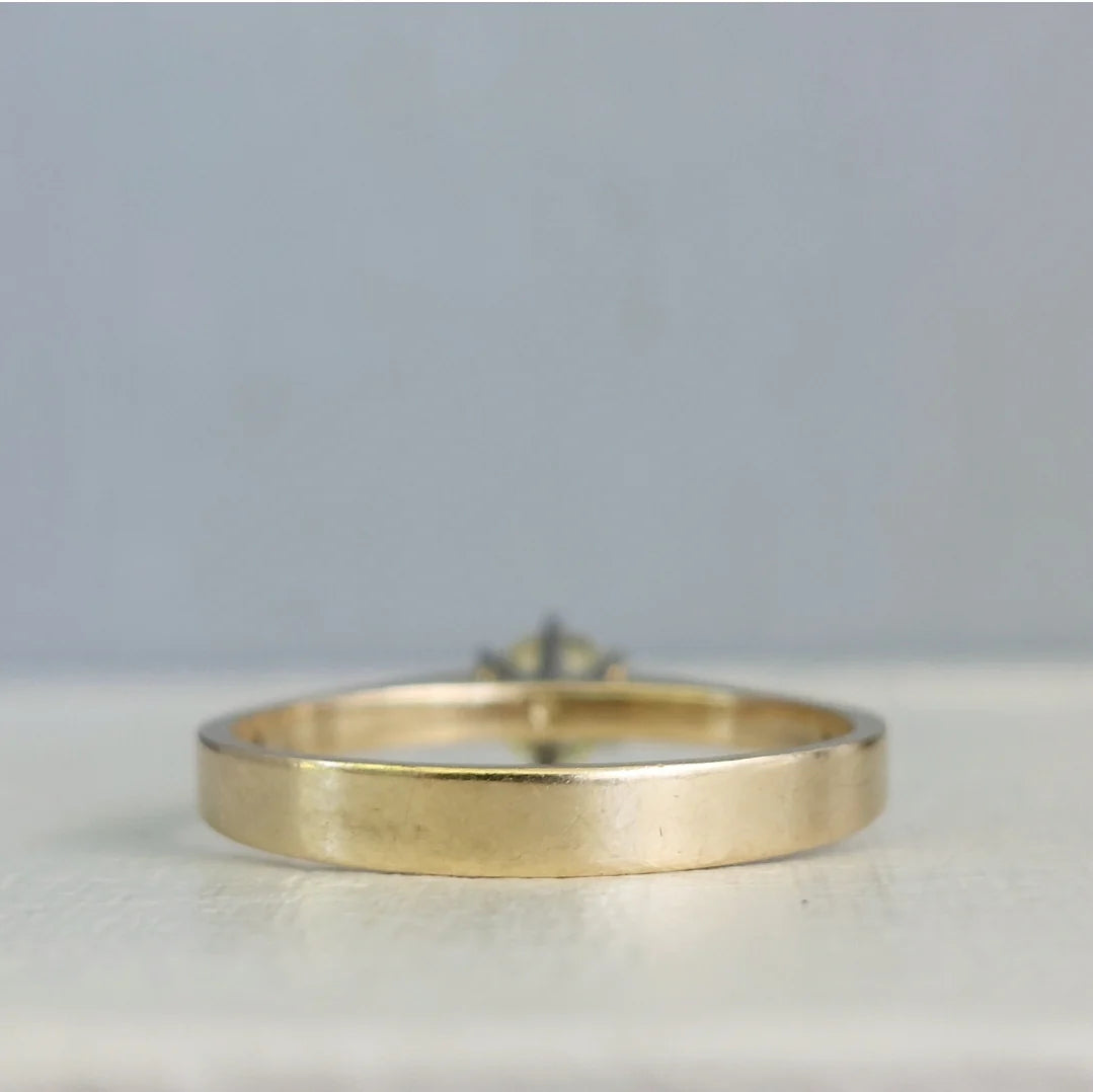 Vintage 9ct Gold Ring with Lemon Yellow Australian Sapphire