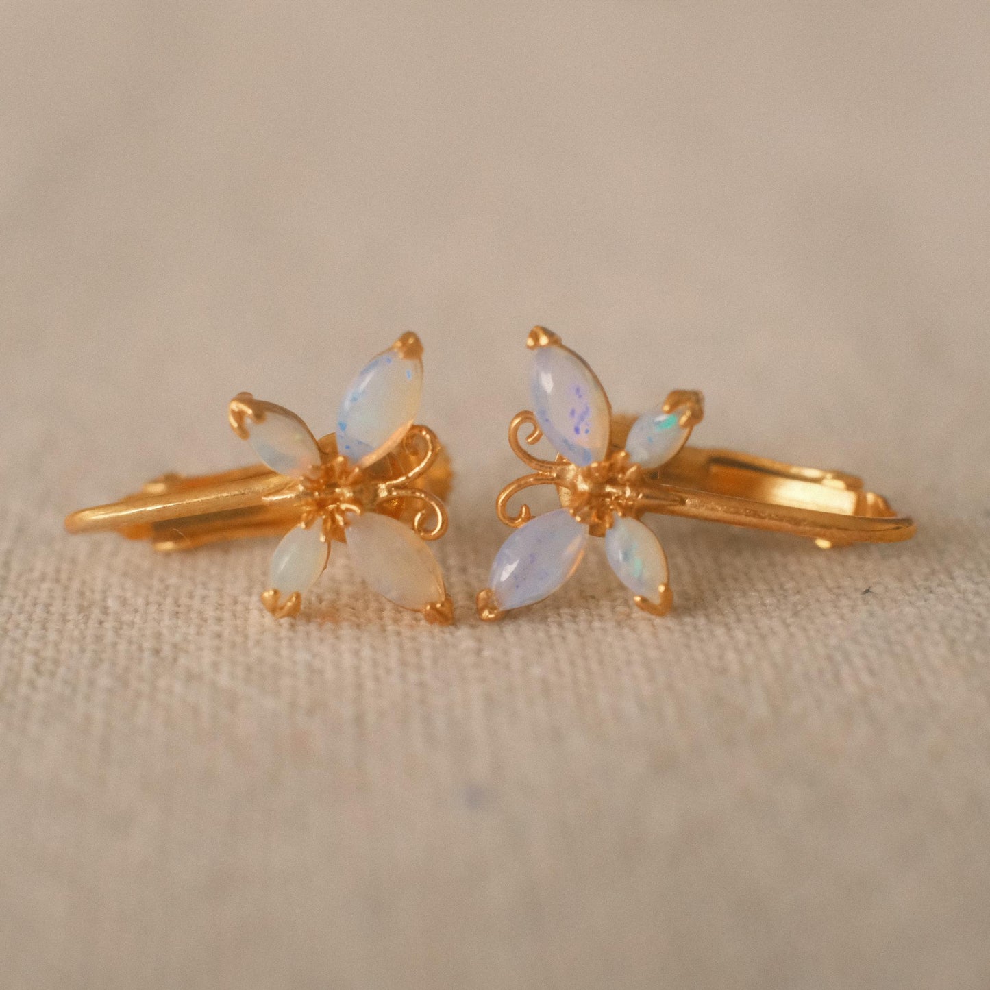 Australian White Opal バタフライイヤリング