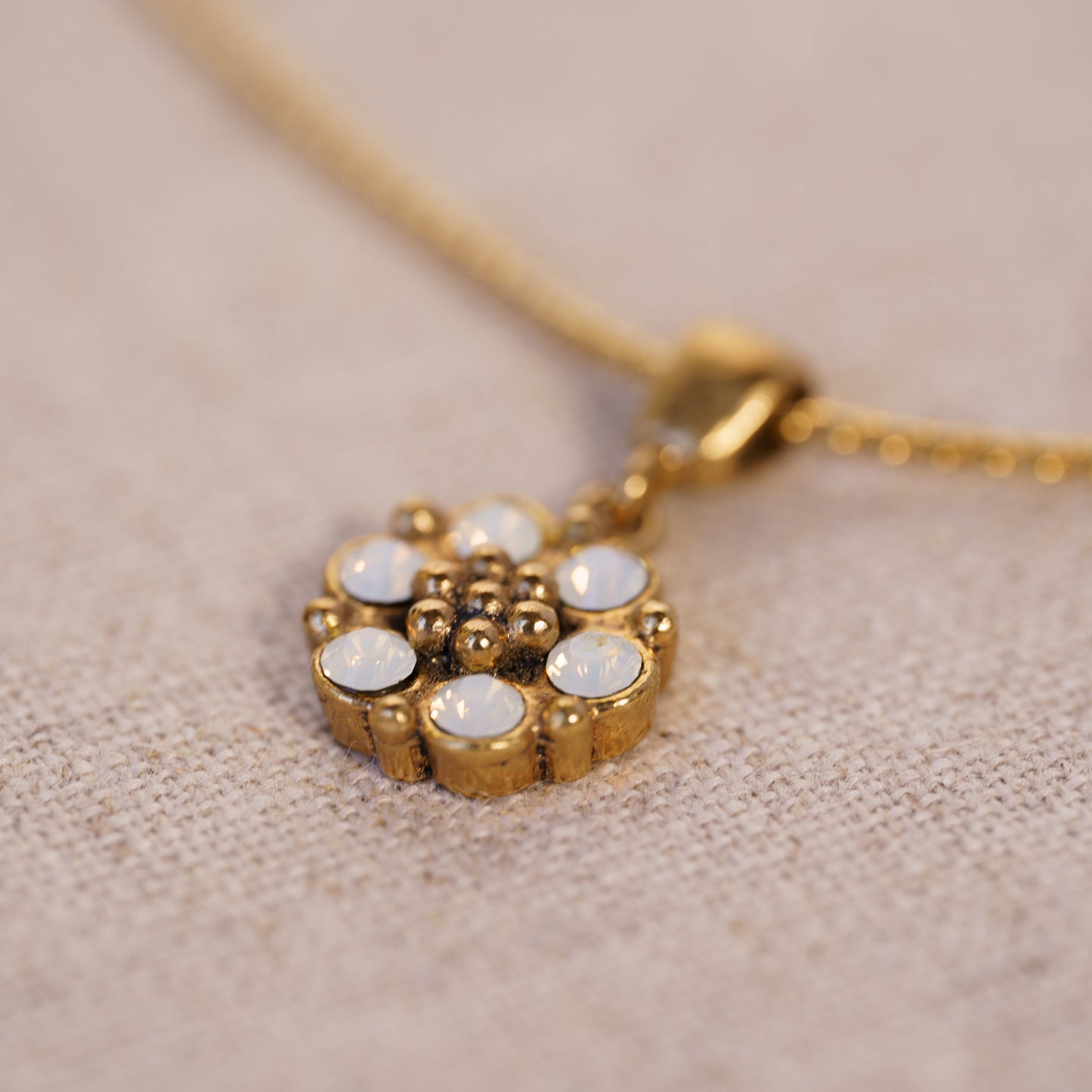 Vintage Une Ligne Floral Motif Pendant Necklace