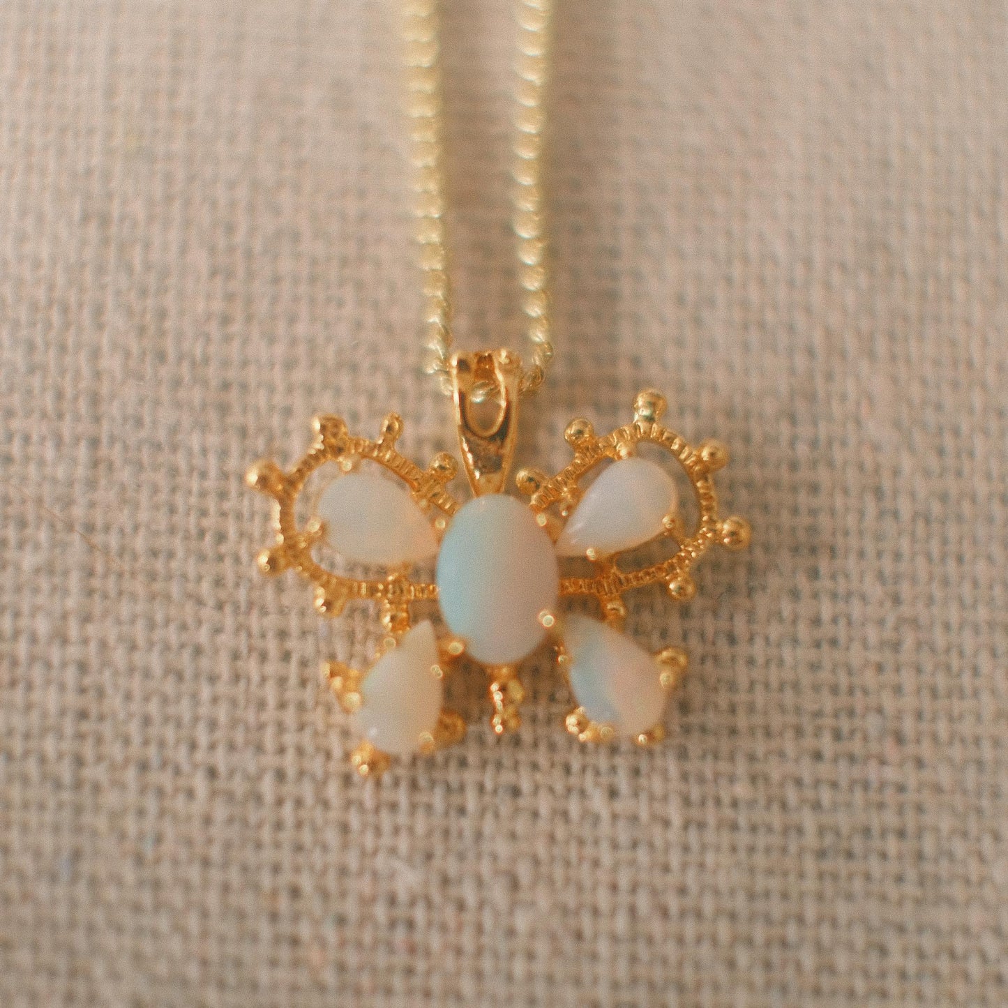 Australian White Opal バタフライペンダント